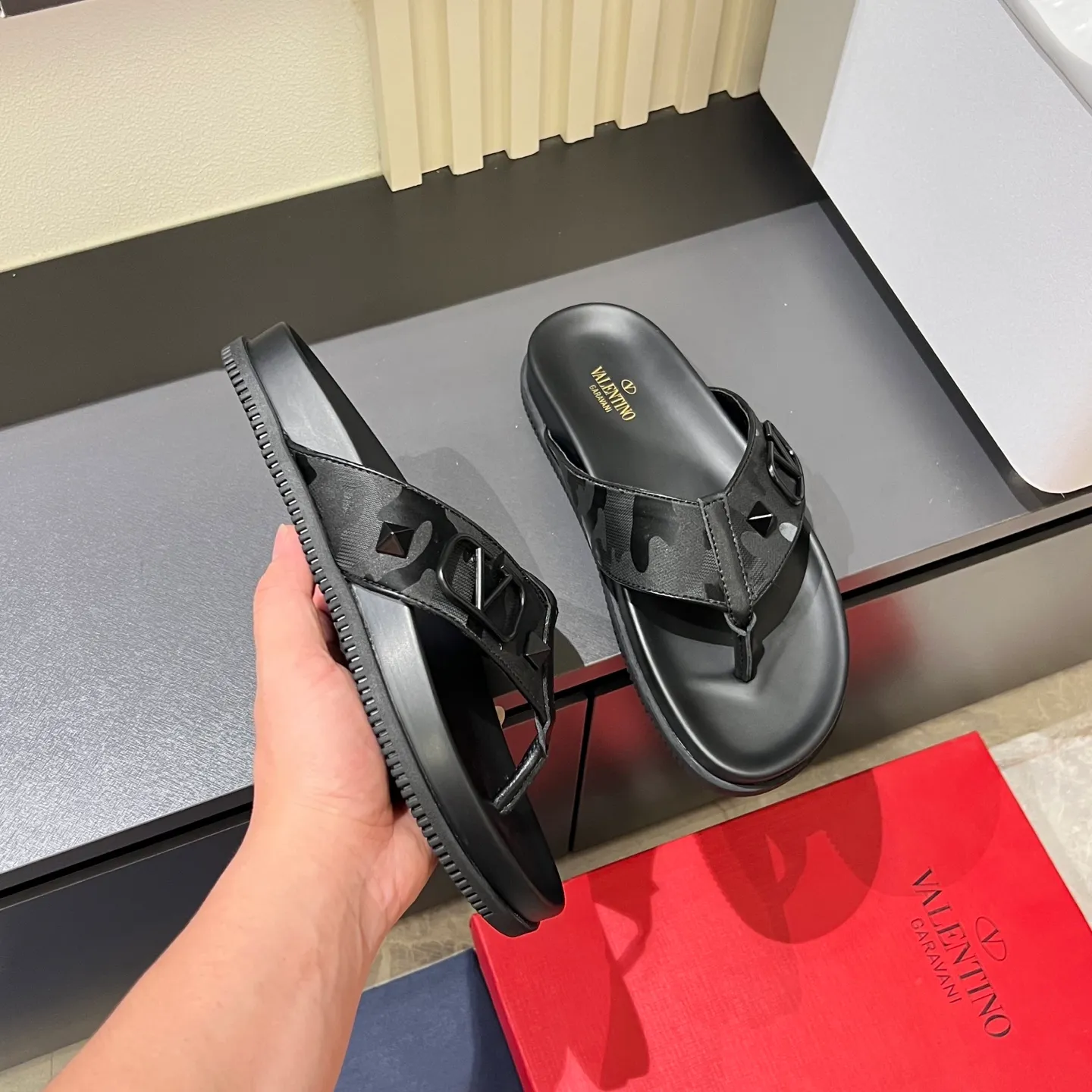 p300《VALENTINO》Warren Men🧍‍♂️Spring and Summer New Style. Cowhide logo flat slippers, elegant sandals, the same style worn by celebrities, original molding, imported calfskin. Rubber outsole. Soft and durable, full set of counter packaging, 38-44!